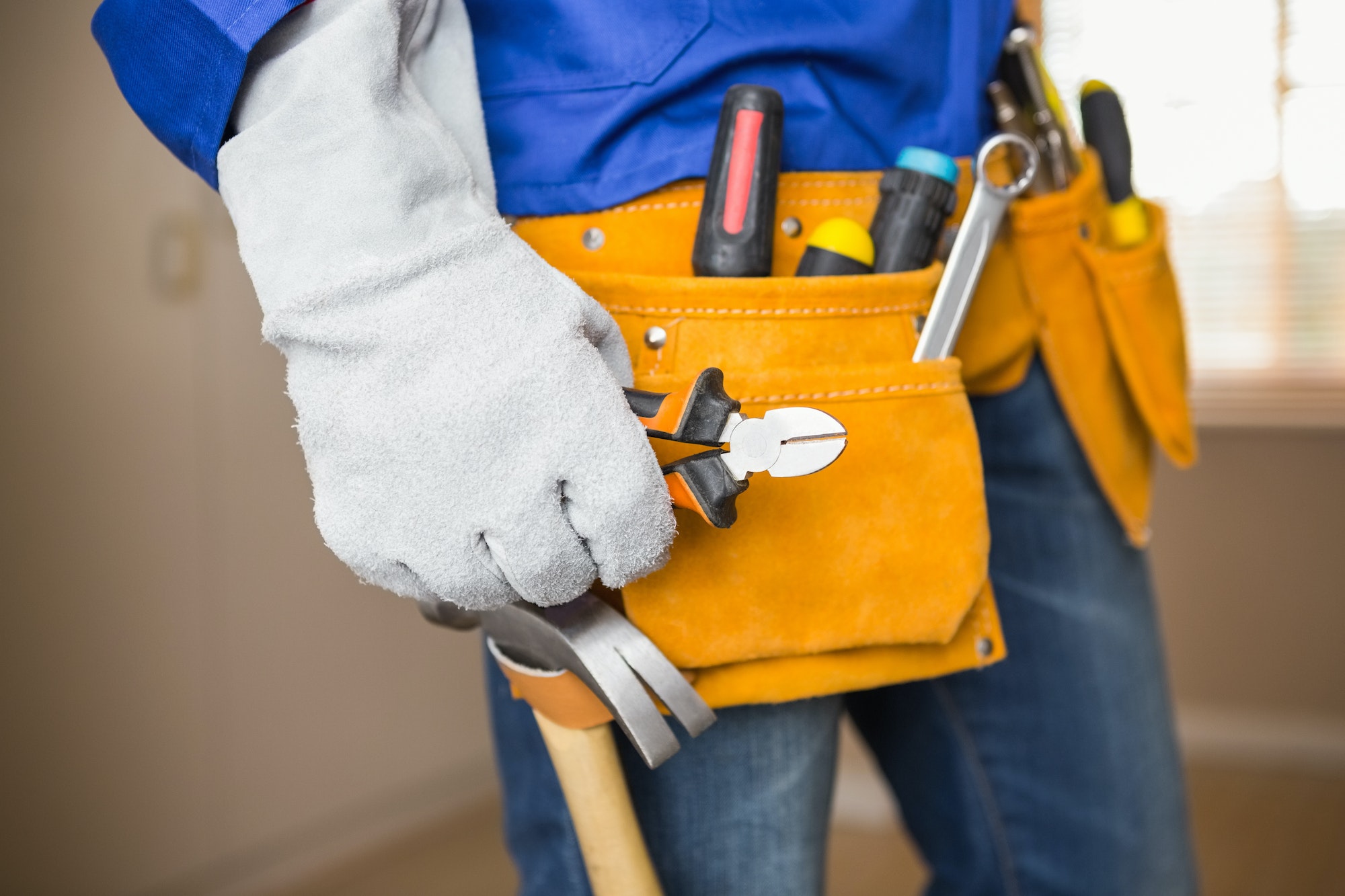 close-up-of-handyman-in-tool-belt-in-a-new-house.jpg